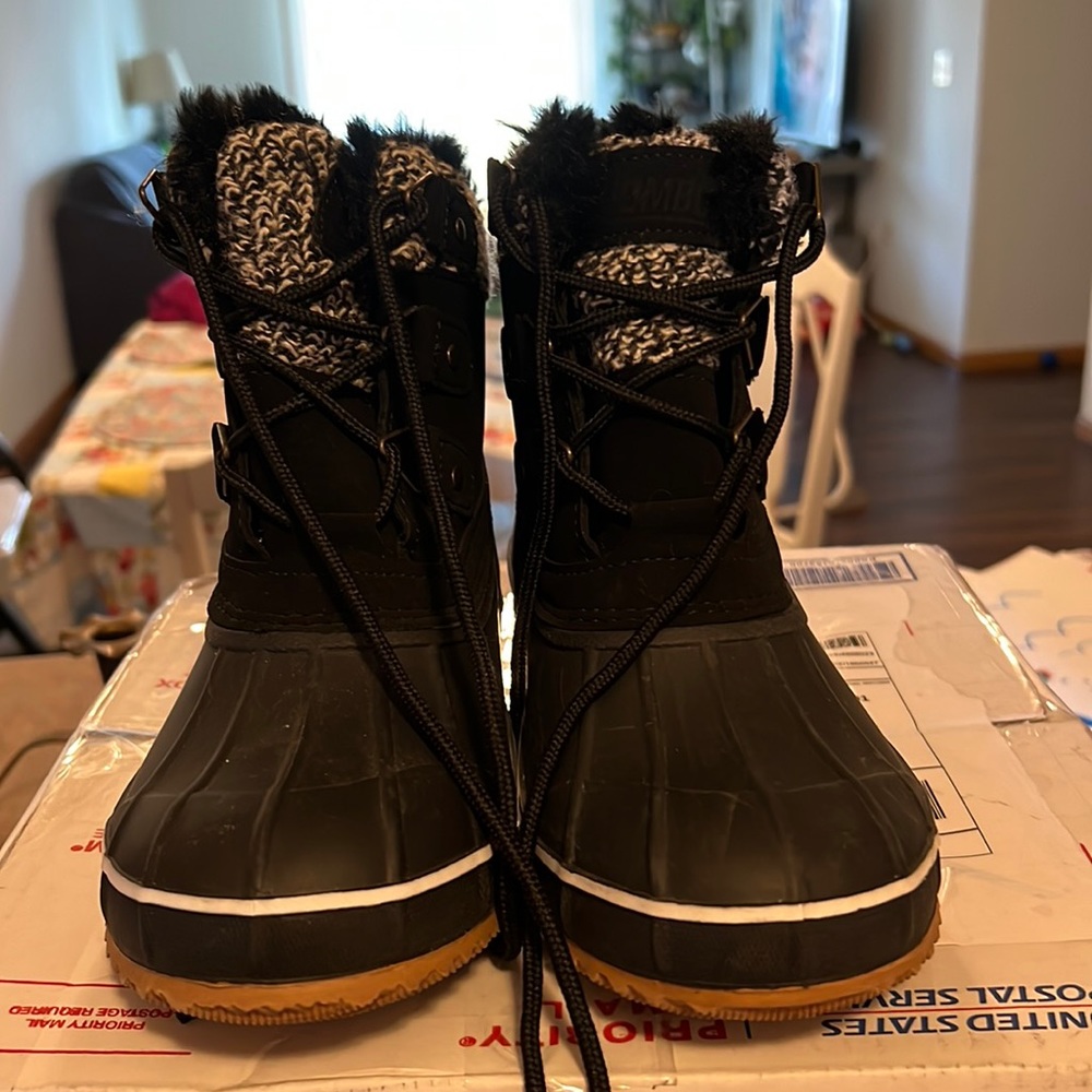 Khombu Black Size 7 duck boots